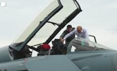Nato, il cancelliere tedesco Scholz visita la base militare di Jagel