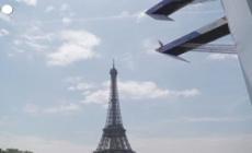 Parigi, tuffi estremi accanto alla Torre Eiffel