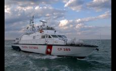 Soccorre bambino in difficoltà nel mare mosso, poi muore