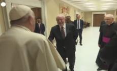 Vaticano, il commosso abbraccio fra il Papa e Lula