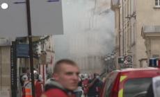 Esplosione a Parigi, i vigili del fuoco isolano il quartiere