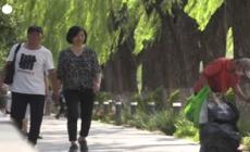 Ondata di caldo record in Cina, a Pechino ci si rinfresca nel fiume Liangma