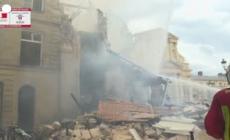 Esplosione a Parigi, i vigili del fuoco scavano fra le macerie