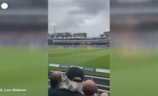 Clima, attivista interrompe match di cricket e viene portato via da un giocatore