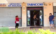 Roma, tabaccaio reagisce a una rapina e spara, ma il colpo riesce - Video