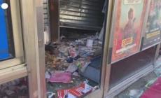 Francia in rivolta, danni e auto bruciate a Noisy-Le-Sec