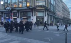 Francia in rivolta, polizia in assetto antisommossa per le strade di Parigi