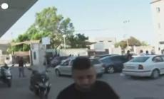 Cisgiordania, palestinesi lanciano pietre contro veicoli militari israeliani