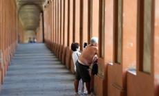 Bologna, cammina in strada e non sotto il portico: multato dai vigili