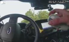 Usa, poliziotto salva una donna intrappolata in un'auto in fiamme