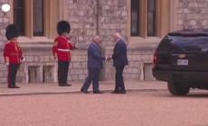 Londra, Biden tocca il braccio di Carlo. L'imbarazzo del re