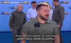 Zelensky: "Discutere di garanzie di sicurezza per l'Ucraina prima che di Nato"