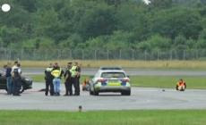 Blitz di Last Generation, attivisti per il clima bloccano l'aeroporto di Amburgo
