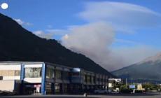 Vasto incendio in un bosco nel sud della Svizzera
