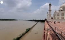 India, le acque del fiume Yamuna "sfiorano" le mura del Taj Mahal ad Agra