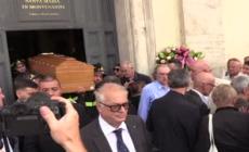 Purgatori, l'uscita del feretro dalla Chiesa degli Artisti al termine del funerale