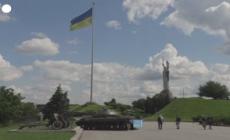 Kiev, iniziati i lavori di rimozione dell'emblema sovietico dal Monumento alla Patria