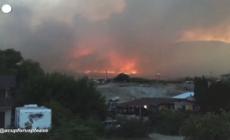 Incendi in Canada, fiamme e fumo avvolgono le colline nella Columbia Britannica