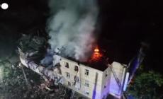 Ucraina, attacco russo su Kharkiv: colpito un edificio scolastico che va a fuoco