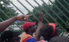 Lavoratori in protesta in Nigeria, abbattuto cancello dell'Assemblea nazionale