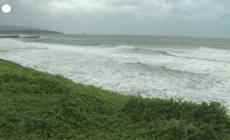 Taiwan, le onde sferzano la costa all'arrivo del tifone Khanun