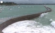 La tempesta "Patricia" spazza la Francia, venti e mareggiate a Saint-Malo