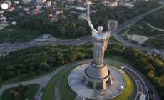 Kiev, il tridente al posto dello stemma sovietico sulla statua della Madre Patria