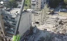 Ucraina, soccorritori al lavoro dopo l'attacco russo a Pokrovsk