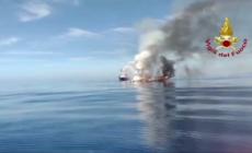 Imbarcazione in fiamme affonda a Livorno, 3 bambini tra i superstiti