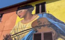 Marche, a Cacciano nel borgo dei murales: turisti da tutta Europa