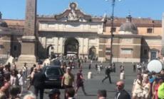 Funerali Michela Murgia, oltre cinque minuti di applausi all'arrivo del feretro