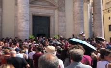 Michela Murgia, fuori dalla chiesa si segue il funerale con il cellulare in silenzio