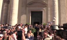 Michela Murgia, l'uscita del feretro dalla chiesa degli Artisti a Roma portato da Saviano