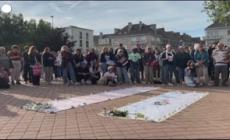 Migranti, naufragio nella Manica: Calais rende omaggio alle sei vittime