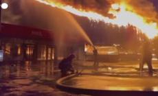 Ucraina, attacchi russi su Odessa: fiamme in un supermercato