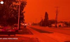 Incendi in Canada, il cielo si colora di rosso a Fort Smith