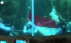 Alzabandiera sott'acqua celebra 78esimo anniversario indipendenza indonesiana