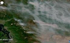 Incendi in Canada, nuvola di fumo vista dal satellite: le immagini in timelapse
