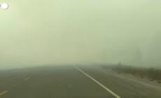Incendi in Canada, fiamme e fumo su un'autostrada a Yellowknife