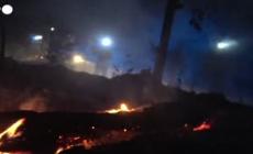 Spagna, vigili del fuoco combattono le fiamme sull'isola di Tenerife