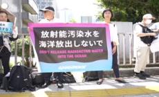 Giappone, attivisti manifestano contro il rilascio in mare delle acque di Fukushima