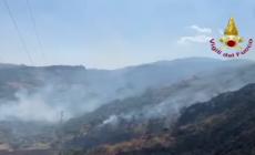 Fiamme vicino a santuario, impegnati anche mezzi aerei
