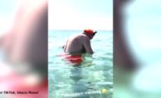 Vasco Rossi gioca in mare con una medusa: "Sto palleggiando"
