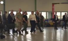 Danimarca, Zelensky e Frederiksen ispezionano un F16