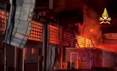 Padova, un incendio distrugge un deposito di merce cinese