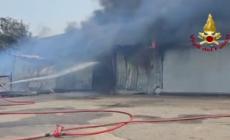 Deposito in fiamme nel Crotonese, trenta vigili del fuoco al lavoro
