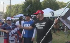 Usa, i supporter di Trump attendono l'ex presidente davanti al carcere di Atlanta