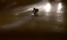 Maltempo: il racconto del rider nel diluvio, protagonista del video virale