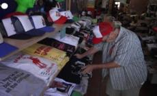 Usa, in un negozio di Los Angeles foto segnaletica di Trump stampata su merchandising