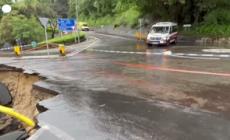 Hong Kong, la pioggia "divora" la strada: auto inghiottita in voragine